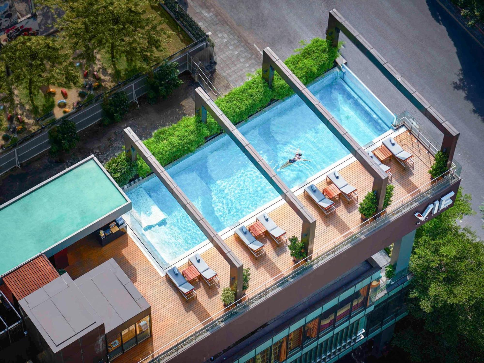 Vie Hotel Bangkok, Mgallery Екстериор снимка The rooftop pool at the hotel